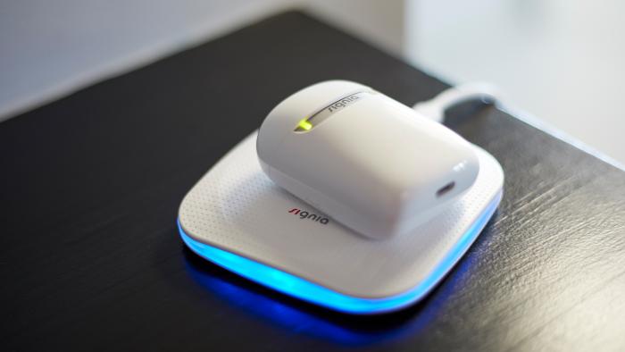 Hörgeräte laden in Ihrem Case auf einem Wireless Charger auf