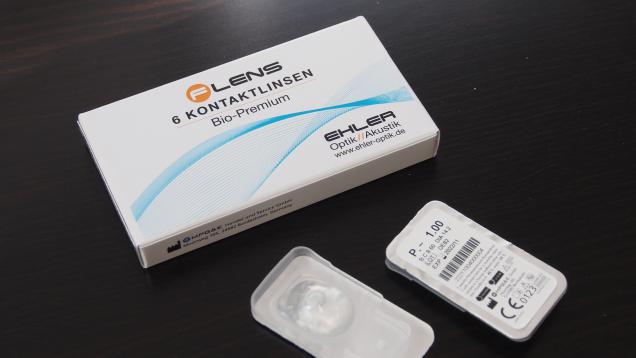 Eine Packung Konaktlinsen der Marke FLENS liegt auf einem Tisch
