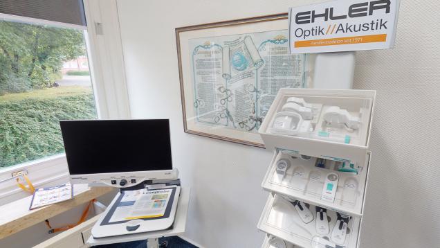 Eine Auswahl an vergrößernden Sehhilfen, die Ehler Optik in Flensburg anbietet.